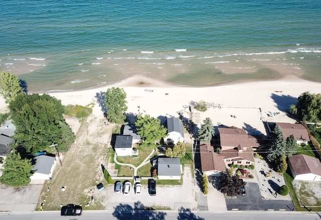 Cottage with private beachfront on Lake huron