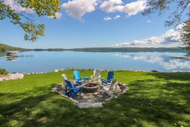 Big Glen Lakefront with Hot Tub and Two Fireplaces!