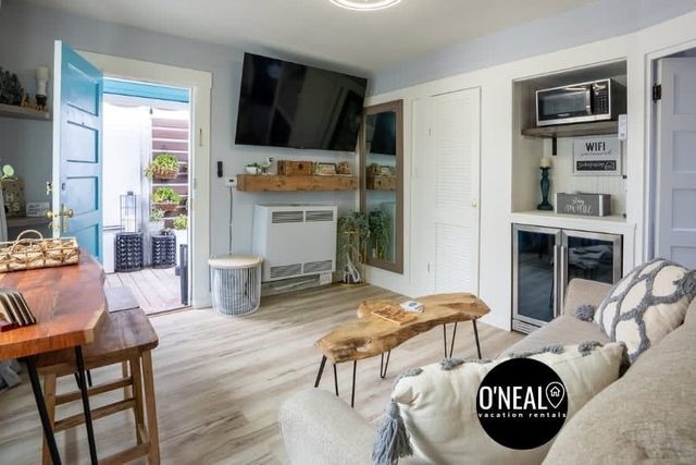 Capitola Village Bungalow - 2 Blocks from the Sand — Capitola, CA