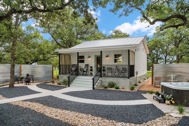 Das Woerner Haus, Darling Home with Hot Tub — Fredericksburg, TX