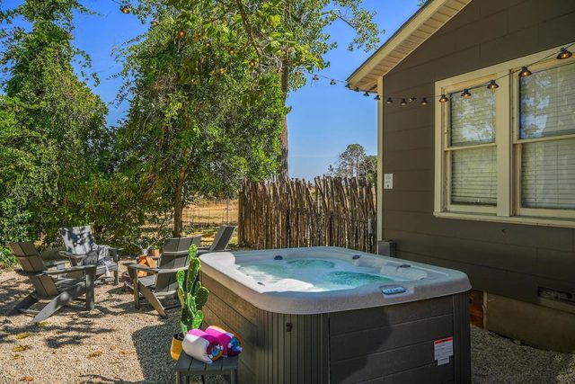 Hot tub, Close to Main St, Pet friendly, Fire pit!