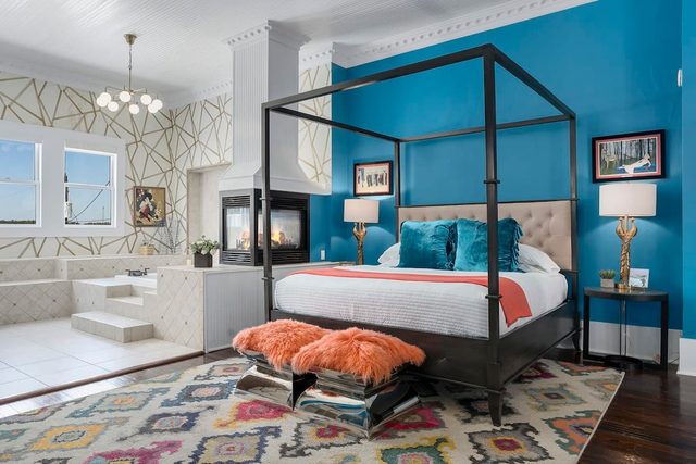 The Loft on Main St, Balcony Views, Roman bathtub! — Fredericksburg, TX
