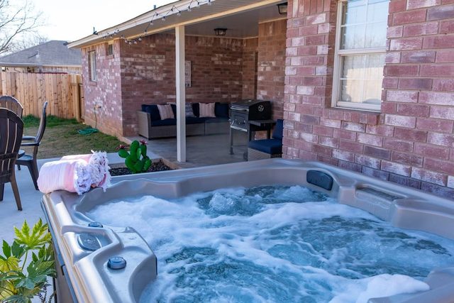 Henrietta Haus, Pet Friendly, Hot tub, Fire pit!