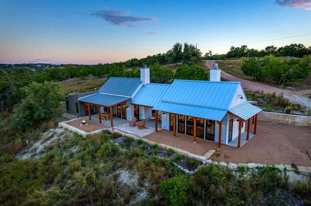 Hello Walls, Hot tub, Hill Country Views, Fire pit