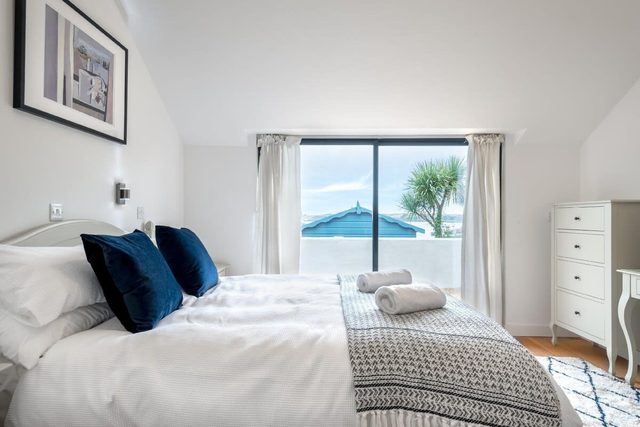 Bright Flat with Estuary Views & Parking, Falmouth