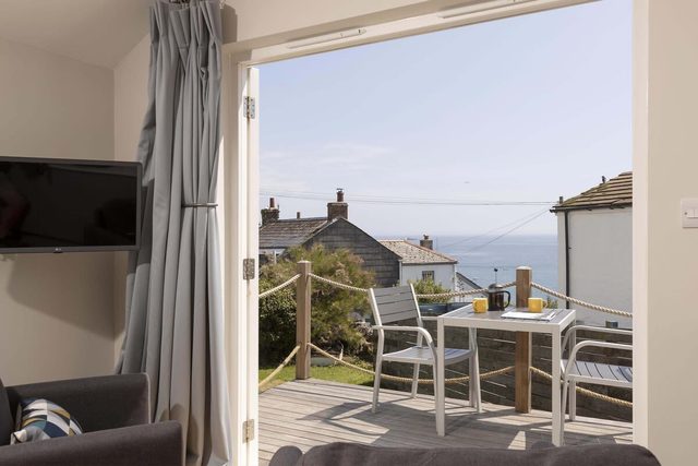Stylish Boatshed with Sea Views, Private Parking