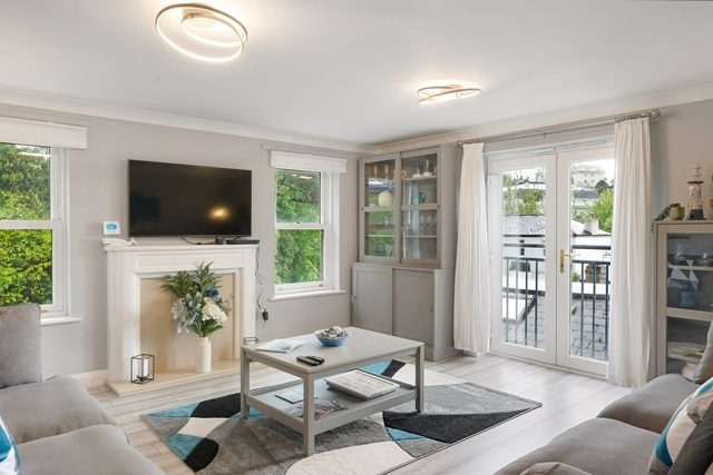 Stylish Apartment with Private Parking, Torquay