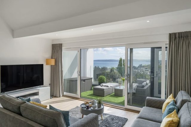 Apartment with Stunning Sea Views, Private Parking