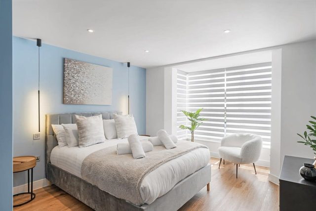 Stylish Apartment with Parking, 2 Mins to Seafront