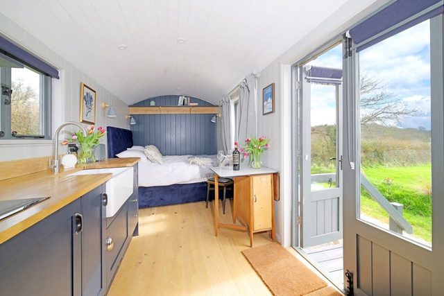 Cosy Hut with Sea Views & Outdoor Shower