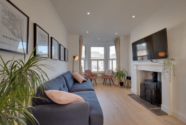 Modern & homely 2-bed - close to BEACH