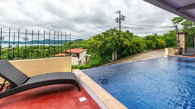 Cozy Oceanview Condo w/ Swimming Pool Near the Beach