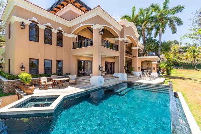 Luxurious Beachfront Mansion with a Stunning Infinity Pool in Playa Flamingo