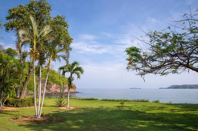 Newly Remodeled Beachfront Condo, Ground-Floor Terrace & Direct Access to Playa Flamingo