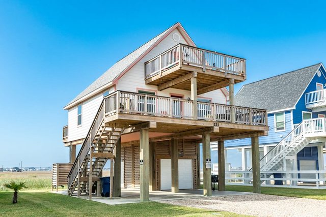 Seaside Sanctuary - Adorable Beach A-Frame, Decks! — Surfside Beach, TX