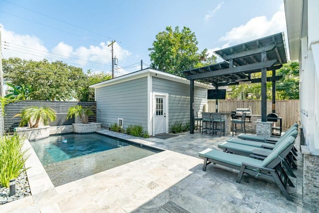 Coral Cottage - Enjoy the Posh Life! Heated Pool, Spa, Fireplace!