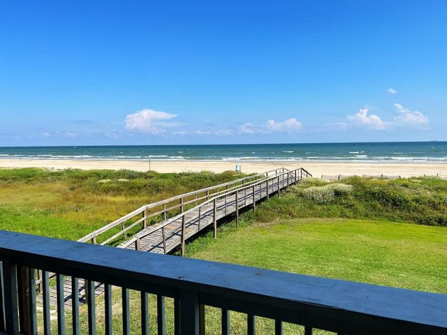 Mermaid Manor - Beachfront, Sun, Sand, Good Times!