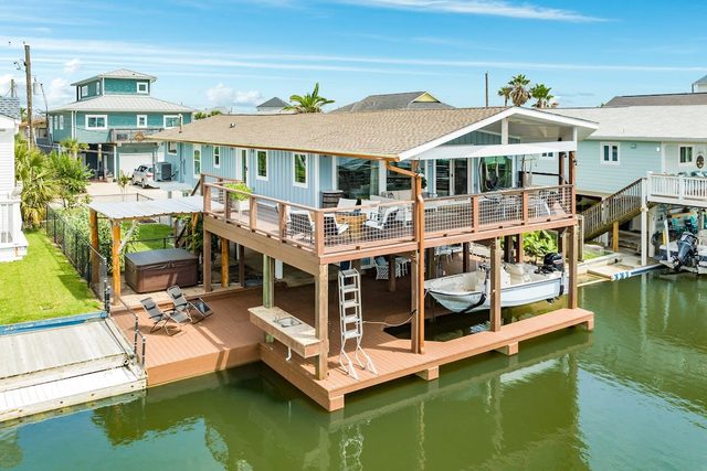 Here Fishy Fishy - Chic Bayside, Hot Tub, Fire Pit! — Jamaica Beach, TX