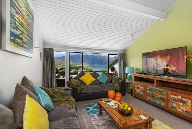 LAKE VIEW SPACIOUS LUXURY SPA ALPINE TOWNHOUSE WALK TO TOWN