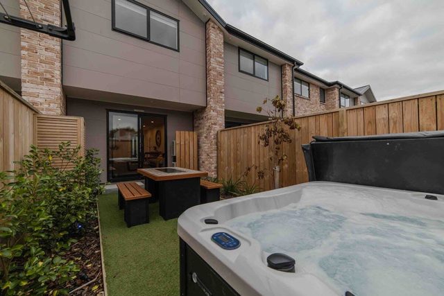 Near Arena | 2BR + Hot Tub | Free Parking