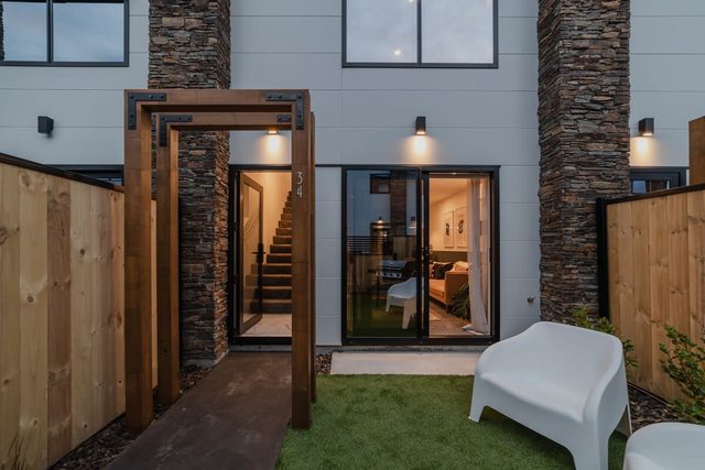 Central 2BR Townhouse | Near CBD + Stadium
