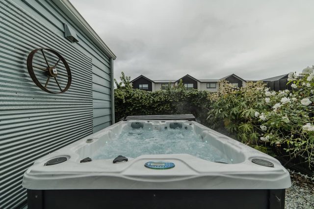 Richmond Cottage | 3BR + Hot Tub | Parking