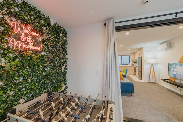 Madhouse Haven 2BR | Walk to Riverside | Laundry