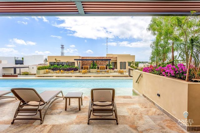 Stylish Playa Condo: Rooftop Pool, Gym, Near Beach