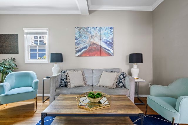 Charming Second Floor Condo 6 Blocks To King