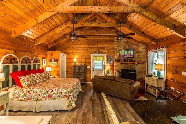 Cozy/Convenient 2 PF Parkway/Screened In Porch