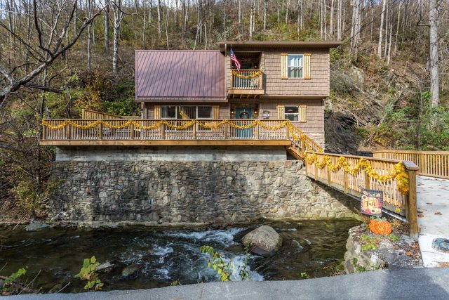 On Roaring Fork/Walk 2 DwTn Gatlinburg/Hot Tub