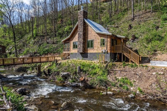 On Roaring Fork Stream/.9 Miles to DwTn Gatlinburg
