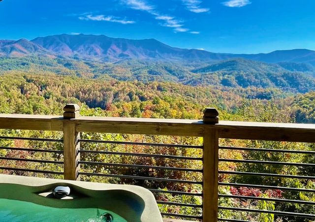 Monster Views/Private/Near DwTn Gatlinburg/Hot Tub