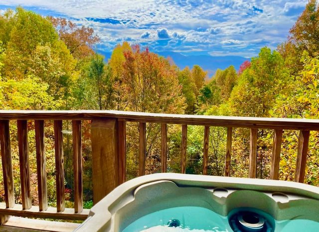 Amazing Views GSMNP/3.5 Miles 2 DwTn Gat/Hot Tub — Gatlinburg, TN
