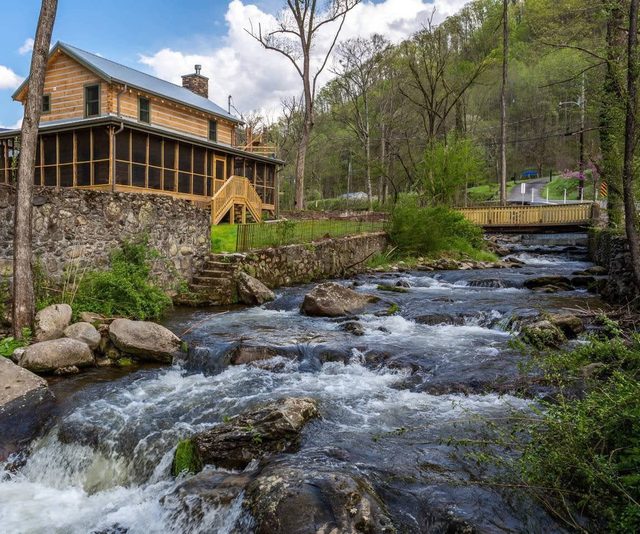 On Roaring Fork Stream/1 Mile To DwTn Gatlinburg