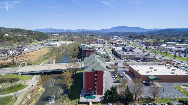 Riverfront Condo Pigeon Forge/Mt. LeConte Views — Pigeon Forge, TN
