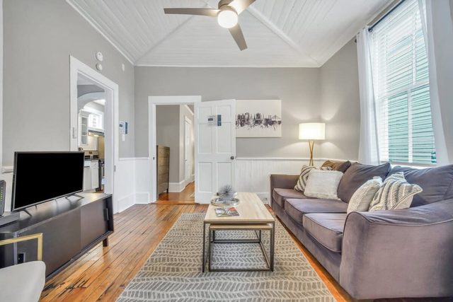Historic 1905 Charming Bungalow 2 Blocks From King