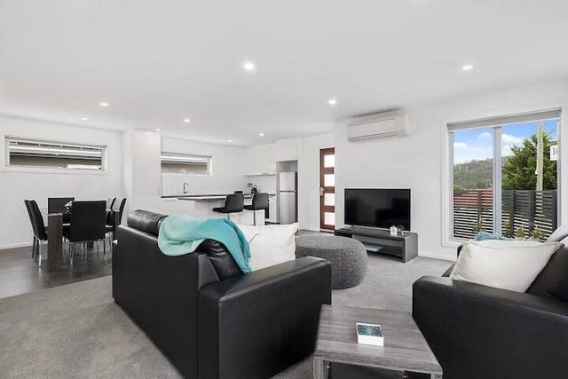 Shackleton’s Villa | Garage | 10min CBD & Airport