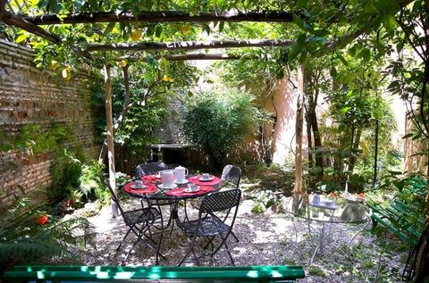 Rome with a Garden! Delightful 1 Bedroom Apartment with Private Garden in Historic Trastevere — Rome, Lazio