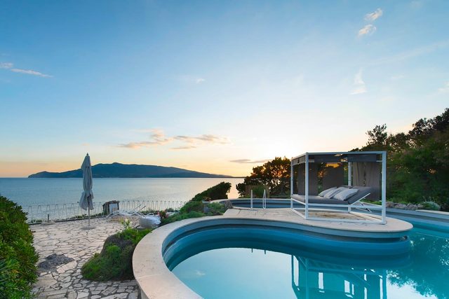 Mare degli Angeli, Splendid Mediterranean Seaside Villa, Gardens, Pool, Almost Heaven