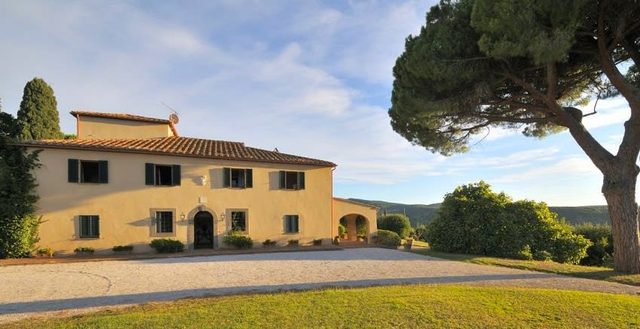 In the Maremma, classic Tuscany villa with pool near the Sea