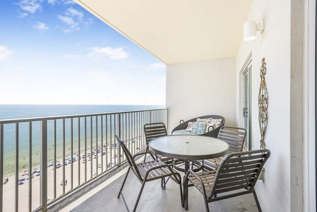 Beachfront Condo, Stunning Views, Walk to The Hangout, Seawinds 1208