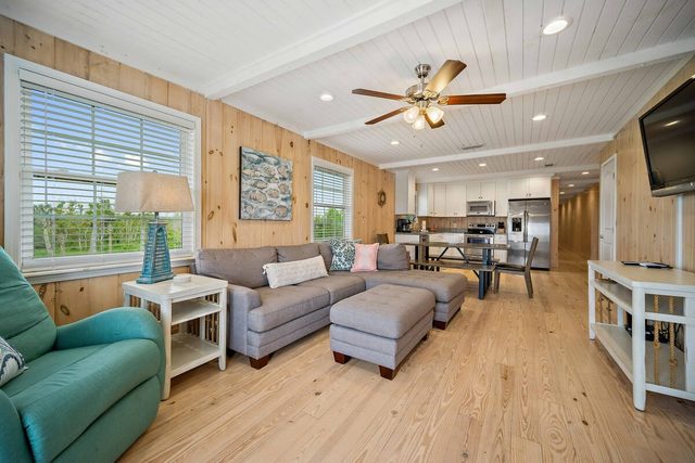 "Don't Worry" Beach House. 3/2, 2 blocks to beach