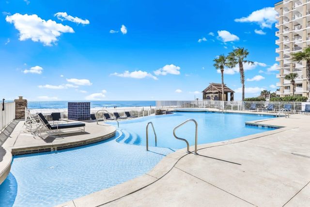 Beachfront Escape: Sleeps 10, Incredible Views!