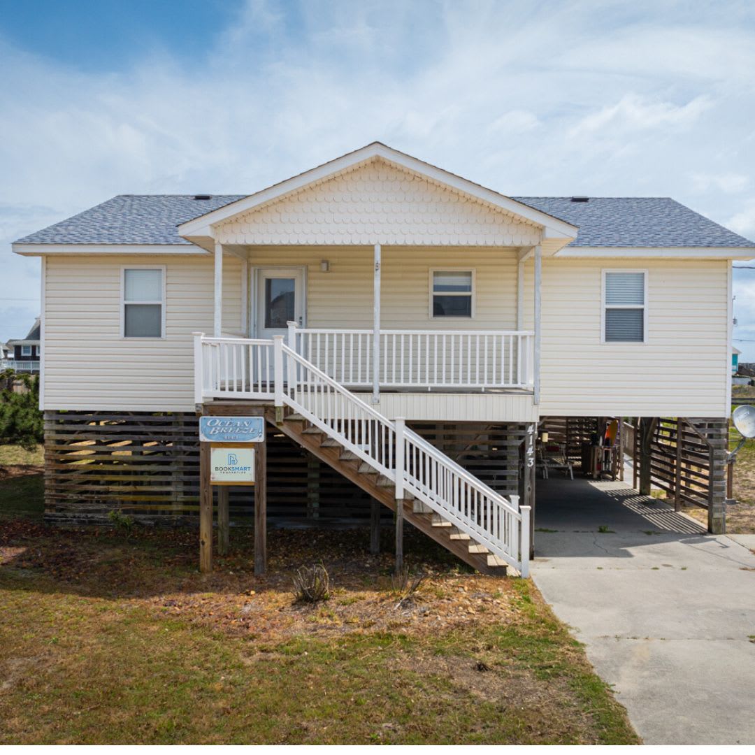 Modern 3rd Row Cottage, Hot Tub and Pet Friendly!