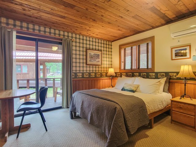 Cedar - pet-friendly room at The Inn At Mazama