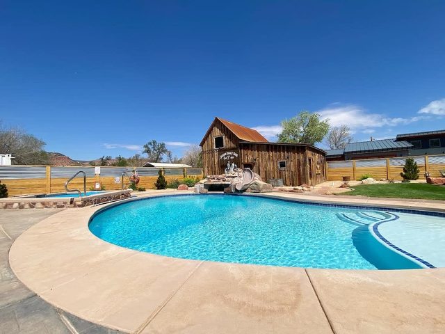 Luxe stay in Kanab with stargazing rooftop deck, pool & hot tub