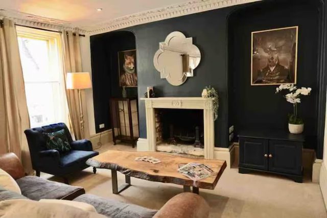 Stunning unique period 2 bedroom apartment — Tetbury, England