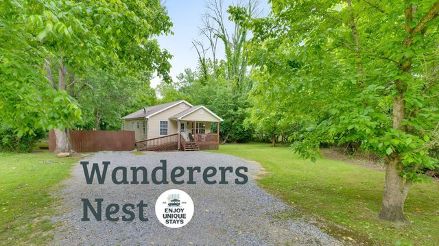 Hot Tub at Quiet Wanderers Nest! 10 mins Downtown