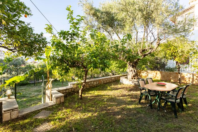 Avia's Seaside Hideaway with Lush Garden